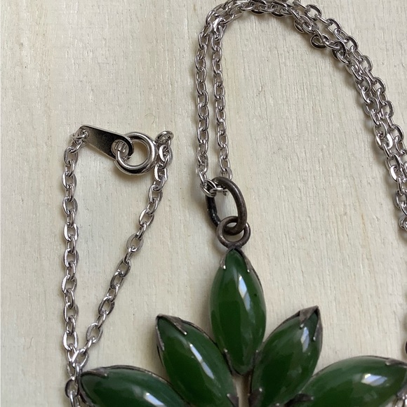 New vintage jade lotus or leaf large statement pendant necklace - Picture 7 of 16